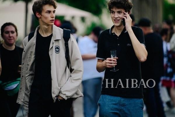 男生夏日扮酷指南！男装周型人秀场外街拍来示范：爱美不分性别，