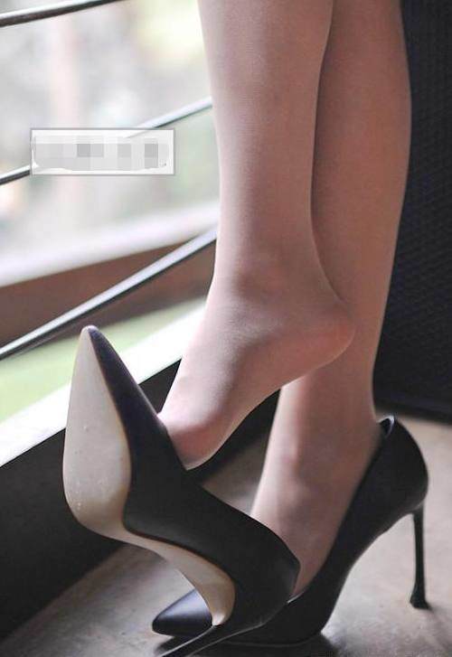浅口尖头高跟鞋,无限拉高你的腿型,看着非常轻松舒服!