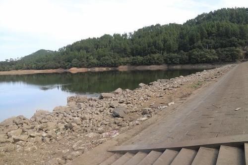  「干涸」直击旱情：降雨偏少 水库干涸