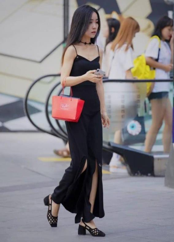 『少女』街拍:小姐姐身穿简约的白色背心,搭配牛仔裤,穿出了少女感