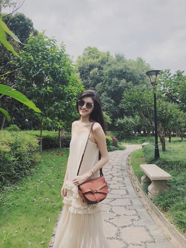 何穗身穿黑色吊带裙现身维密面试，气质十足，网友：仙姑白到发光