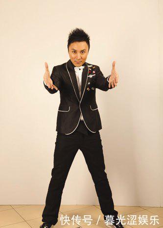 薛之谦微博宣布儿子出生，朱桢疑似在现场，想抱小雪糕却被阻止