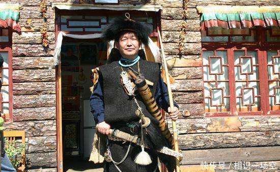 西藏林芝有个民族,住在深山峡谷中,至今还保留着这个古老习俗