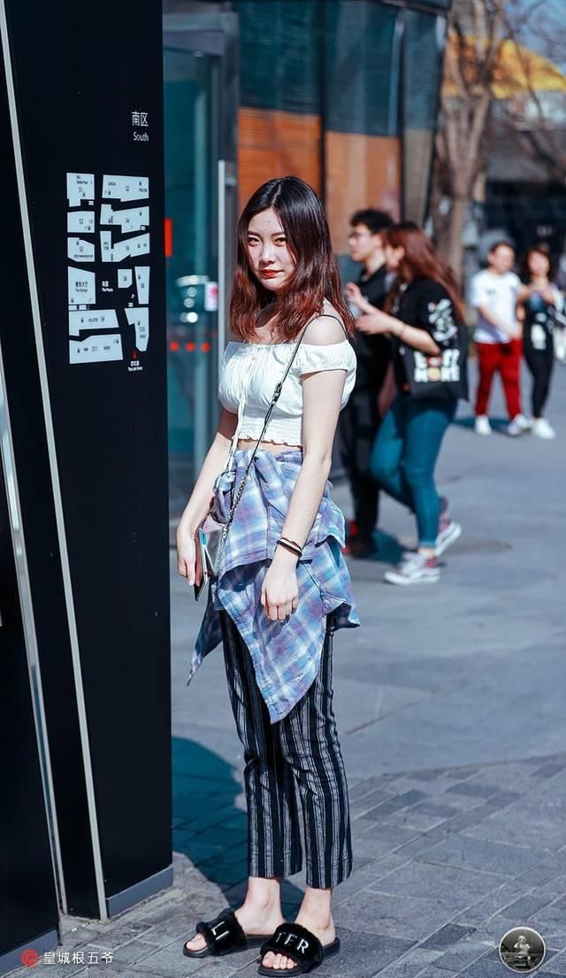  「以让自己」街拍：没有哪个女人不爱美，春天已经来临，我们的穿搭也在变换
