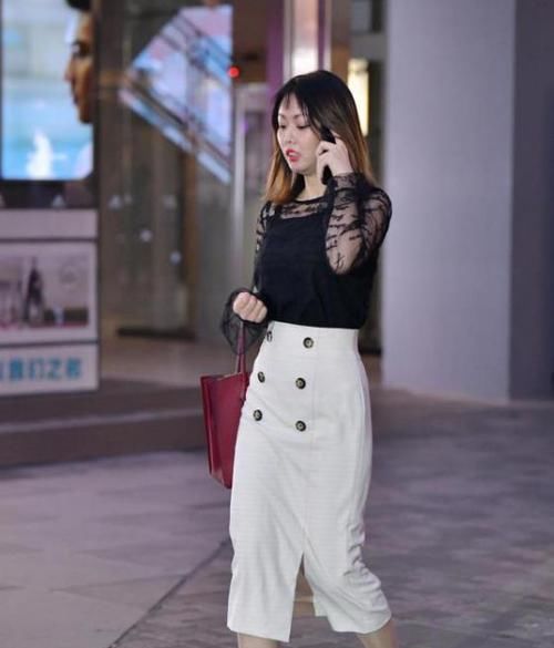  『眉清目秀』街拍：眉清目秀的美女，一条浅色连衣裙外搭灰色外套，时尚靓丽美
