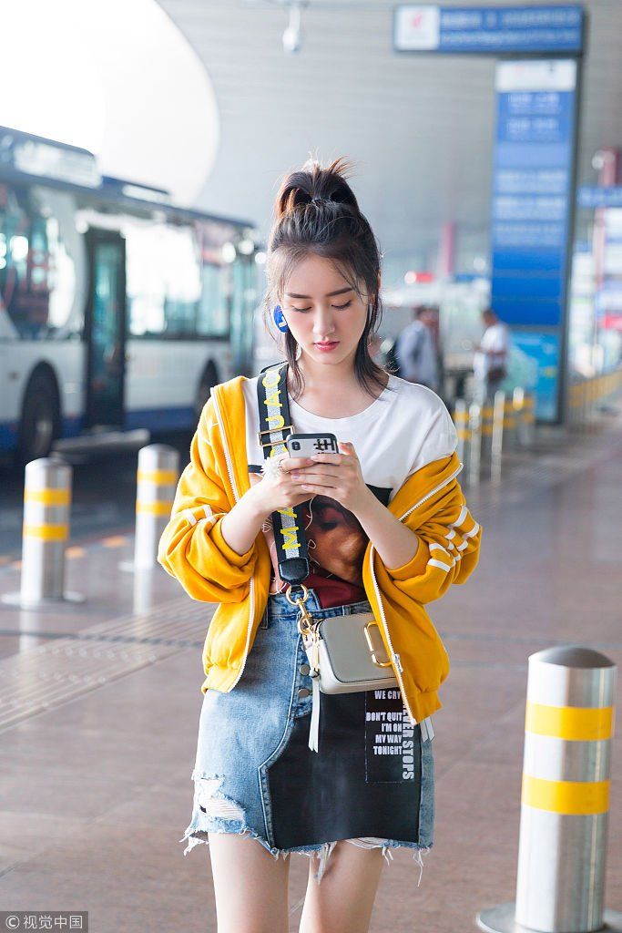 劈叉系始祖！袁冰妍半穿夹克秀大长腿 梳小辫凹造型少女感十足