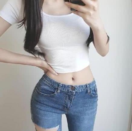 换上牛仔裤搭配上白T恤，你就是美美的小天使，让自信更简单