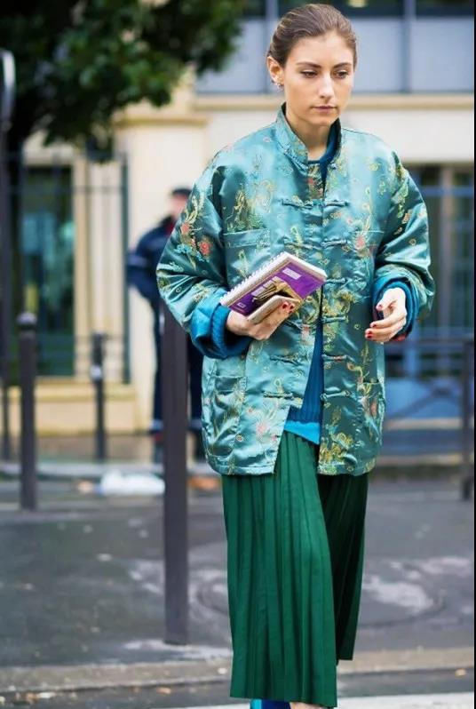  『袜子穿搭』你还在傻傻的露脚踝吗?那就错了!露袜子才是今年的潮流!