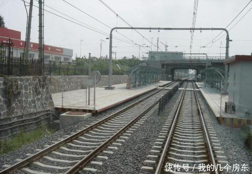  「行驶」火车的轨道上为什么要铺碎石？而高铁却没有呢？有什么