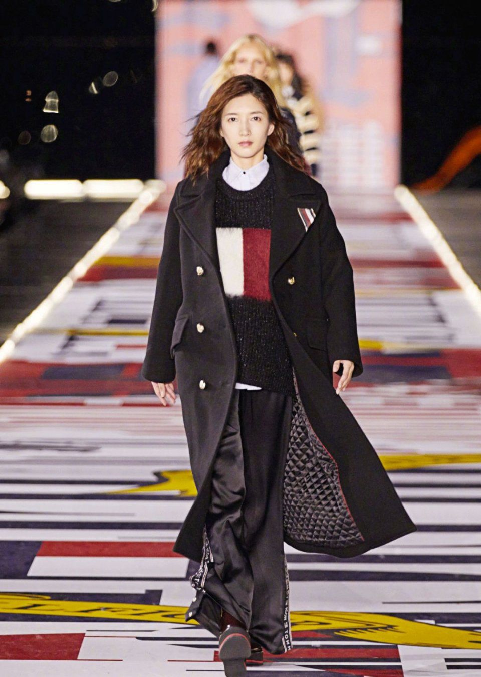 看热闹 | 这些人跑到黄浦江边比谁钻石大，你猜比伯嫂的排第几?