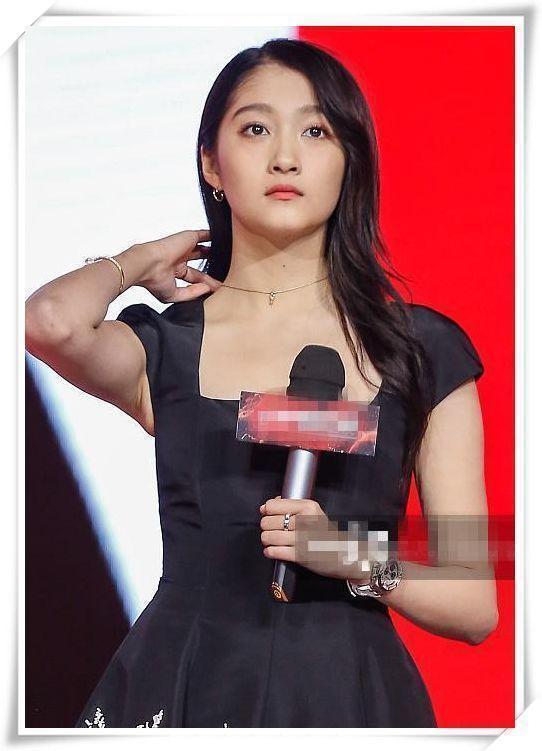 娜扎和关晓彤同穿小黑裙，网友：一个女人味美炸，一个像大妈丑哭