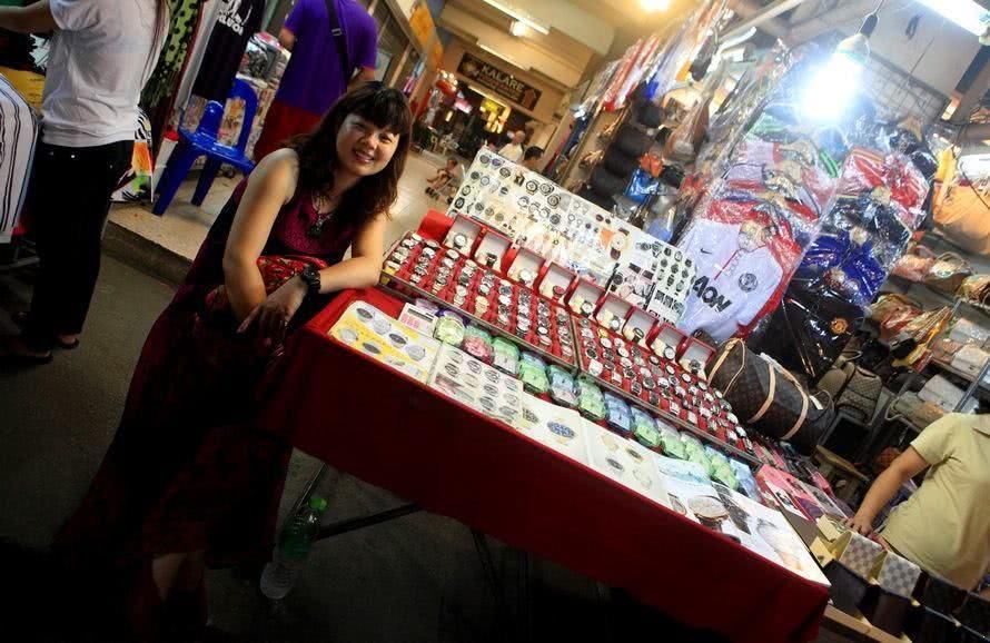 世界上最大的夜市，从义乌进货，价格翻倍，都被中国游客买回去了