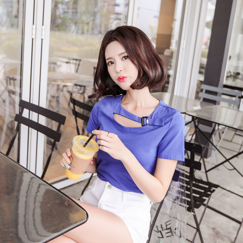 女人出街这样穿，看得让人脸红，嫩上添嫩