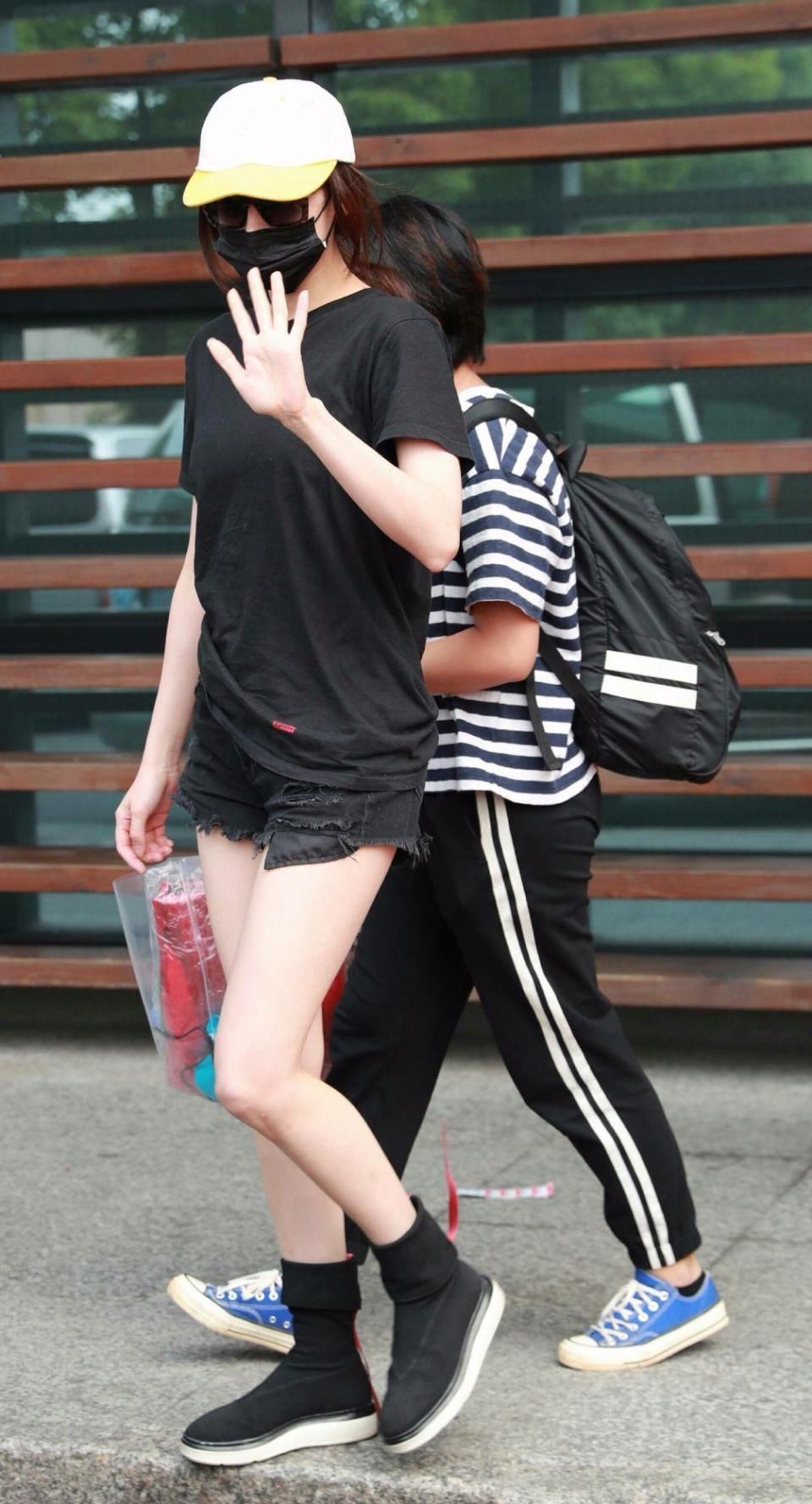 迪丽热巴罕见穿短裙秀事业线格外性感!只是这风吹起来有些尴尬!