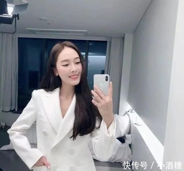  「适合」不会用卷发棒？这个“一刀切”的发型适合你，高级气质又减龄