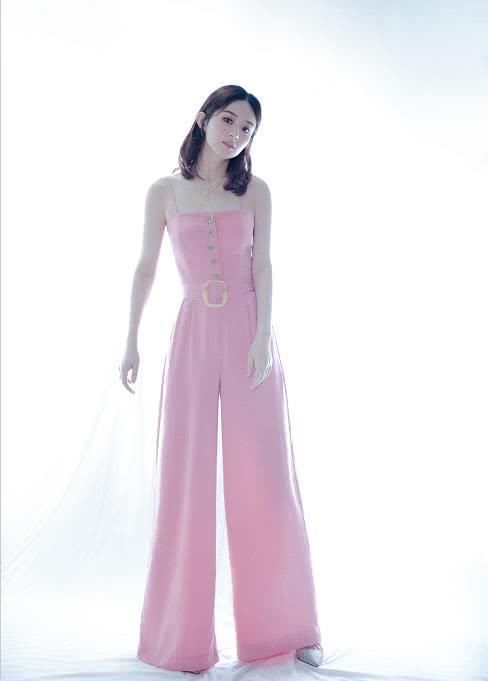 赵丽颖和宋茜同穿连体裤，一个清纯像初中生，一个却像“女总裁”