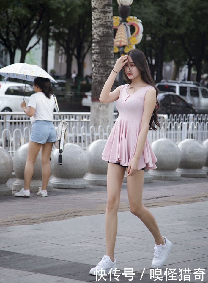 街拍:美女真会穿,穿上迷你连衣裙,打造纤纤大长腿几乎无敌