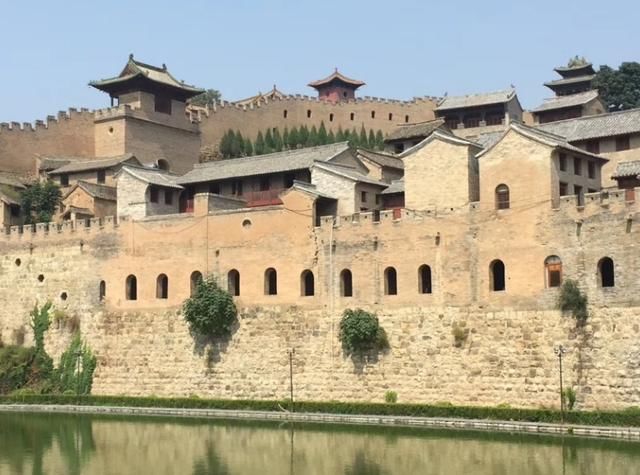 山西一古城，废旧坩埚垒砌成墙壁，到处都是“蜂窝城墙”
