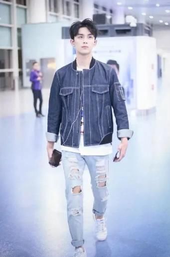  「暗色的牛仔」深色牛仔衣配什么裤子好看？