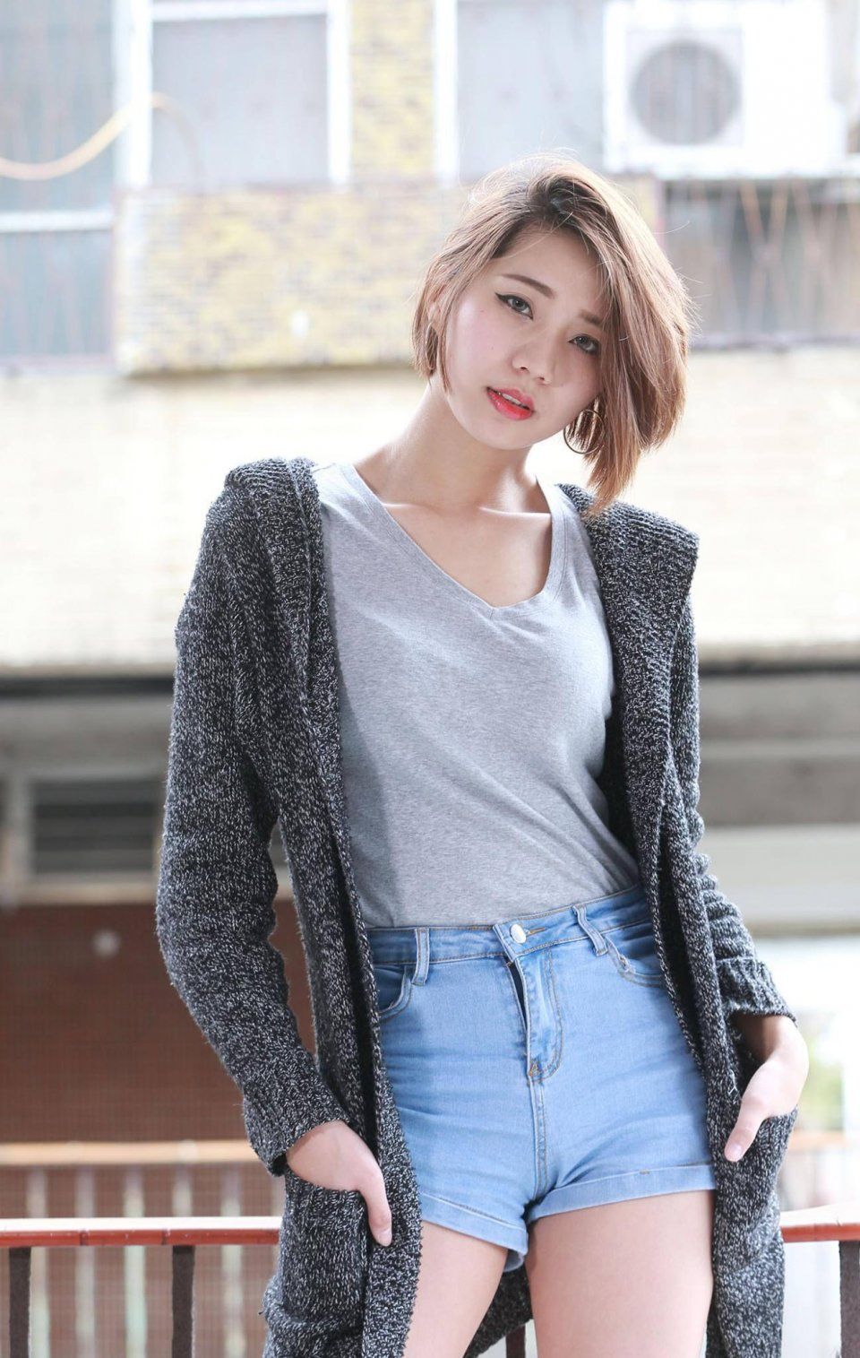 短发热裤美女，身姿丰腴，活力十足！