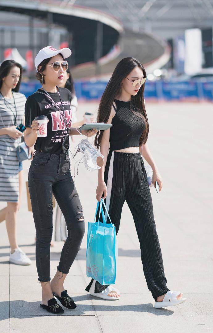 街拍：用简单的方式拥抱时尚，网友：全要了！