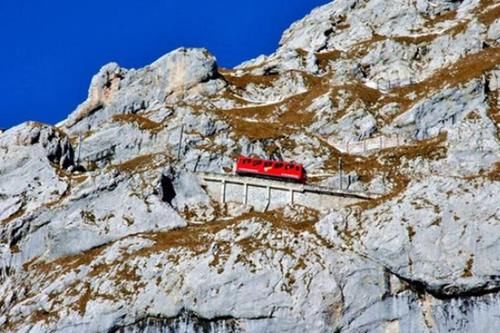 世界最陡峭的铁路,列车有一半车身在悬空,你去过吗?