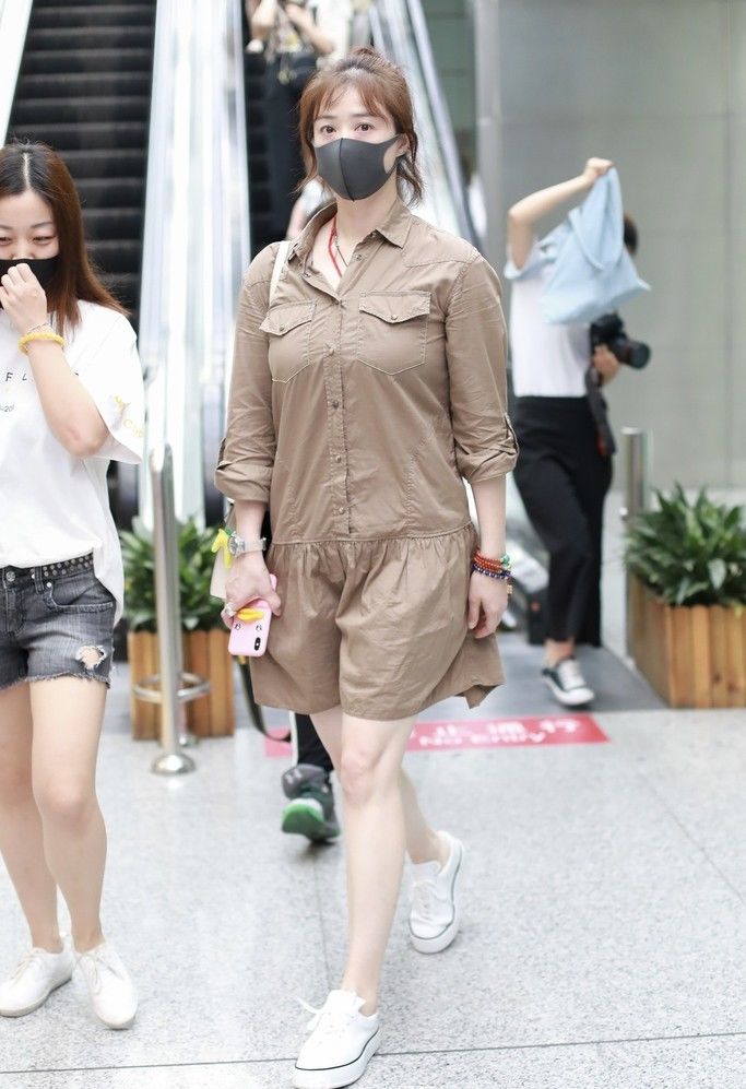 蒋欣穿了件卡其连衣裙，网友:完全暴露了她的缺点