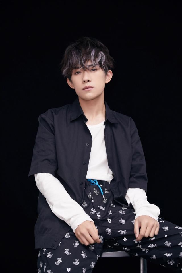 拿下中戏表演第一的易烊千玺，牛仔搭配小白T，稳重的高能少年