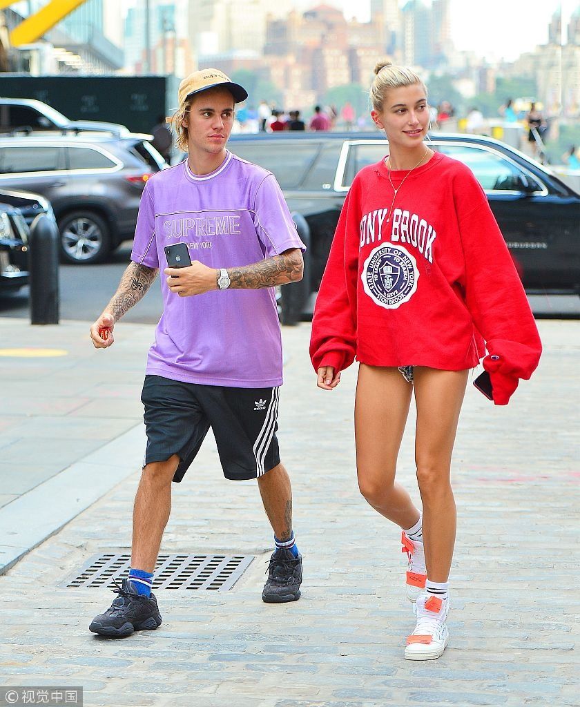 海莉带比伯回家见家长路上边走边玩 两人街头腻歪秀甜蜜躲角落激