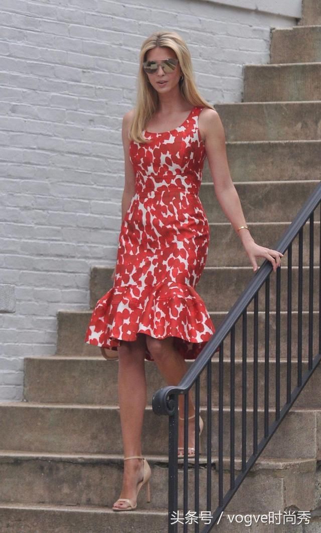 37岁伊万卡好时尚，喜欢穿裙子走楼梯，真看不出她已生过3个娃