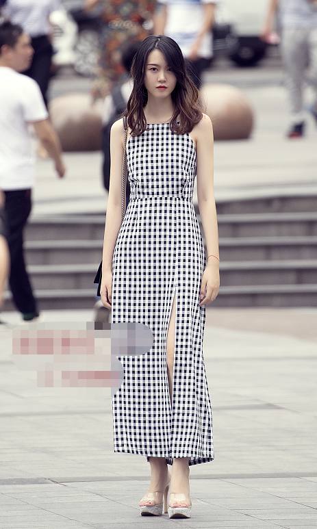 小姐姐们穿开叉紧身的裙出镜，展现轻熟女人的气息