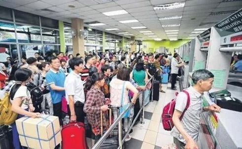 杯具啊!新加坡巴士载中国游客被堵在大马关卡