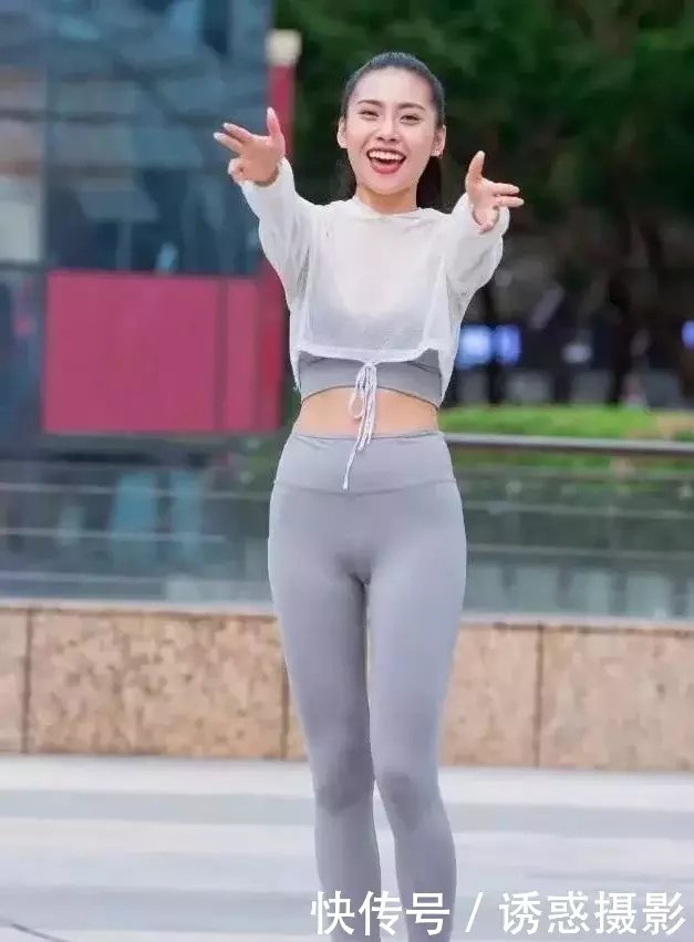 微胖气质小姐姐，浅灰色紧身打底裤包裹下凸显火辣迷人好身材，浑