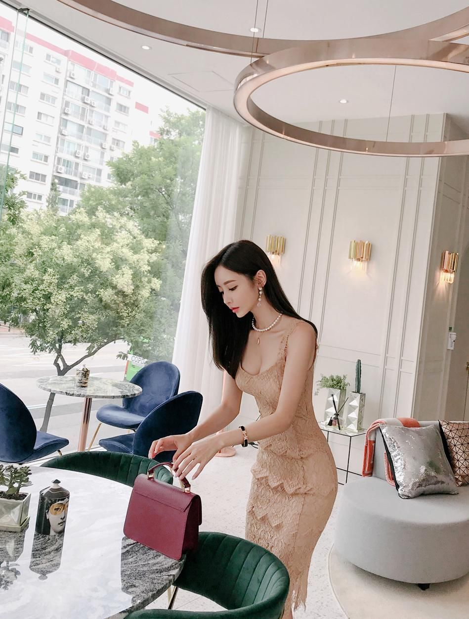  裸色|街拍美女穿裸色蕾丝连衣裙，在不经意间流露出含蓄的性感魅力