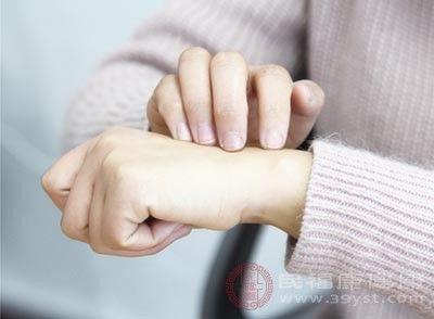  过敏症状：皮肤过敏的原因 换季竟会引起这个问题