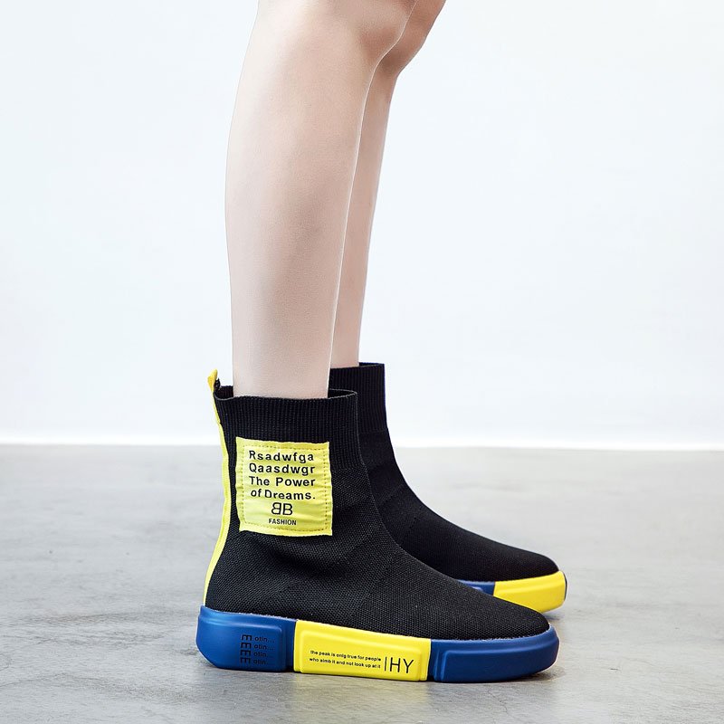 今秋超火的“袜子鞋”，款款舒适百搭还养脚，逛街你就是“亮点”