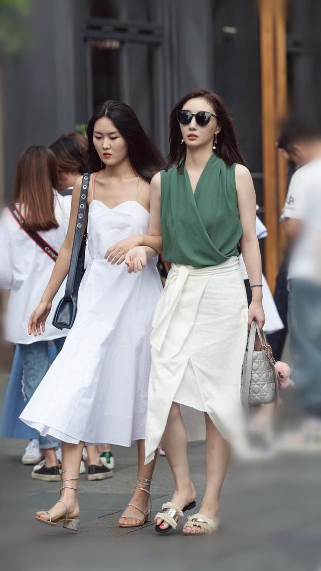 路人街拍，长的好看的女孩，个个穿着时尚，哪个是你的菜?