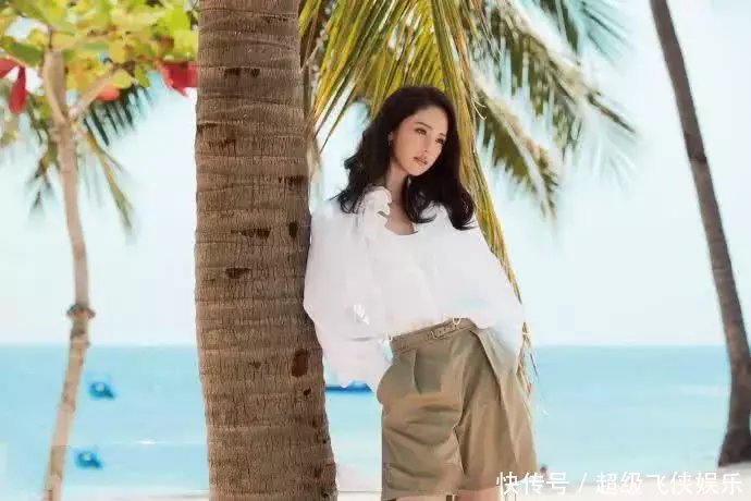 董璇衣品越来越好了！穿紧身鱼尾裙秀曲线，真不信她有36岁！