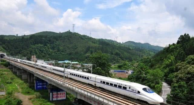 中国高铁技术顶尖，为何青藏线还要用美国火车？这两项原因很重要