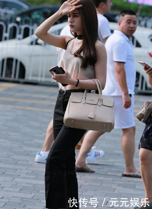 气质小姐姐黑色职业裤青春活力，一手遮阳，俏皮中带着几分可爱