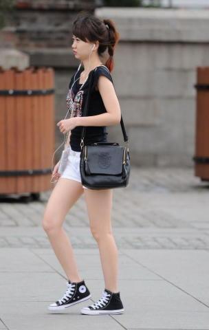 千万别再裙子配高跟鞋！看看下面女人这么穿，瞬间减龄时髦炸