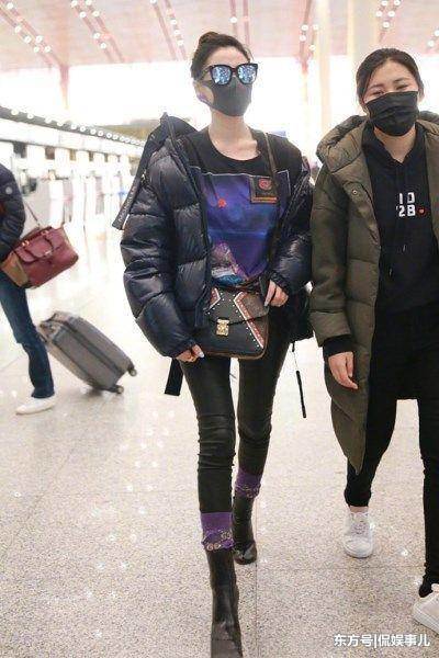 张天爱咋想的？袜子直接套在裤子外，网友：是刚从农村插秧回来吗