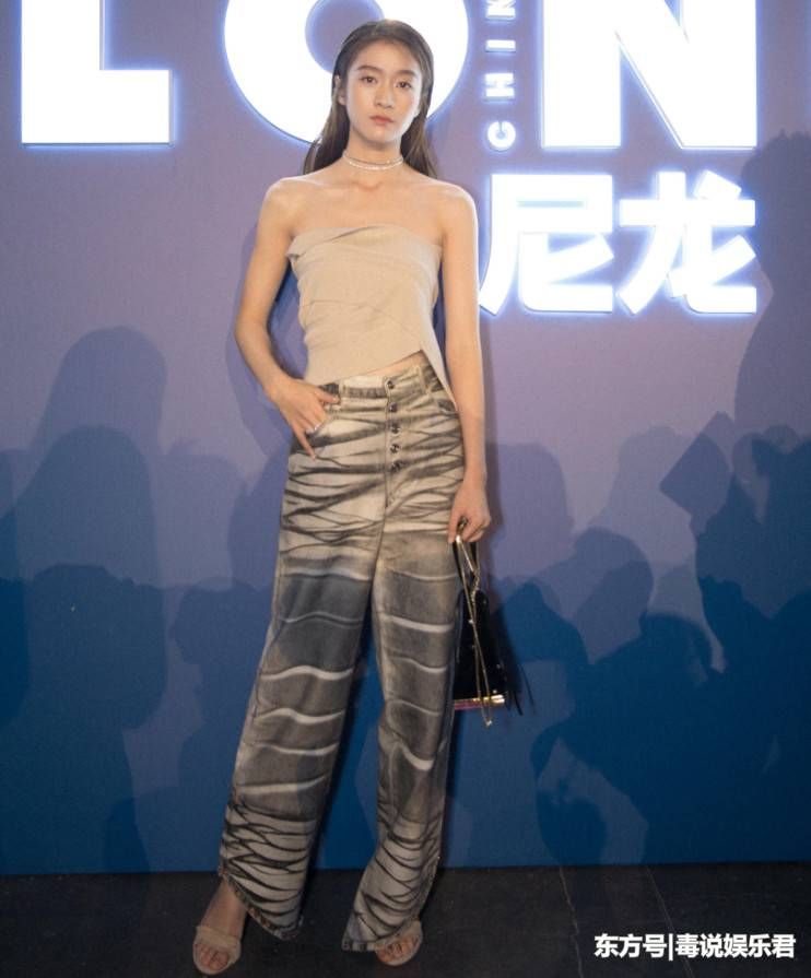 张雪迎比同龄关晓彤还敢穿，裹条“毛巾”上场，这骨感身材好看?