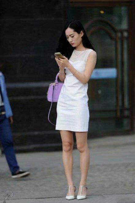 街拍：优雅时尚的打底裤小姐姐穿出完美的轮廓美，令人百看不厌！