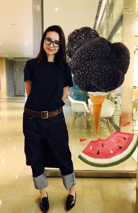 董洁外出逛街被拍，网友直呼：这才是真正的素颜，潘粤明亏大发了