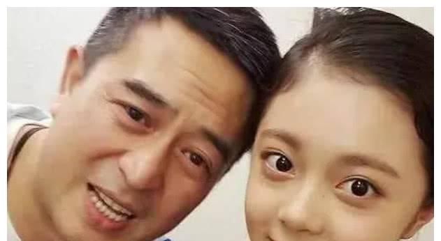 『国民』张嘉译一手捧红自己女儿,关晓彤地位不保,国民闺女终于换人了