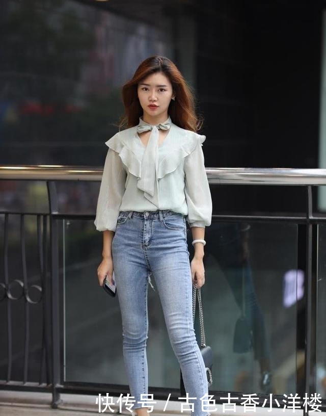 『个性』修身牛仔裤让造型更靓丽,靓丽青春个性风采,让人过目不忘!