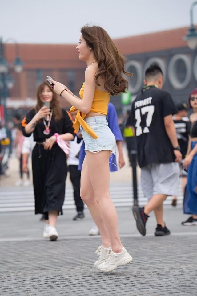高清街拍：小姐姐百搭的白色热裤真的很适合各种场合，时尚感超强