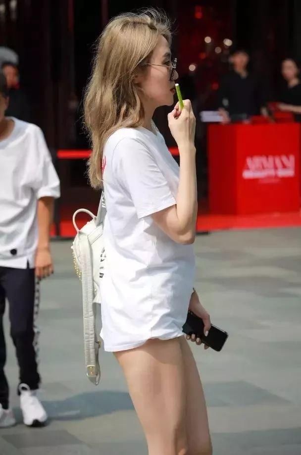 街拍:乍一看心花怒放，短裤隐藏的很好哟