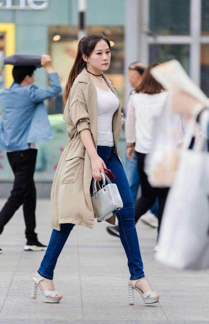 街拍：清凉美女爱穿紧身衣，身上的破洞让人移不开眼睛！